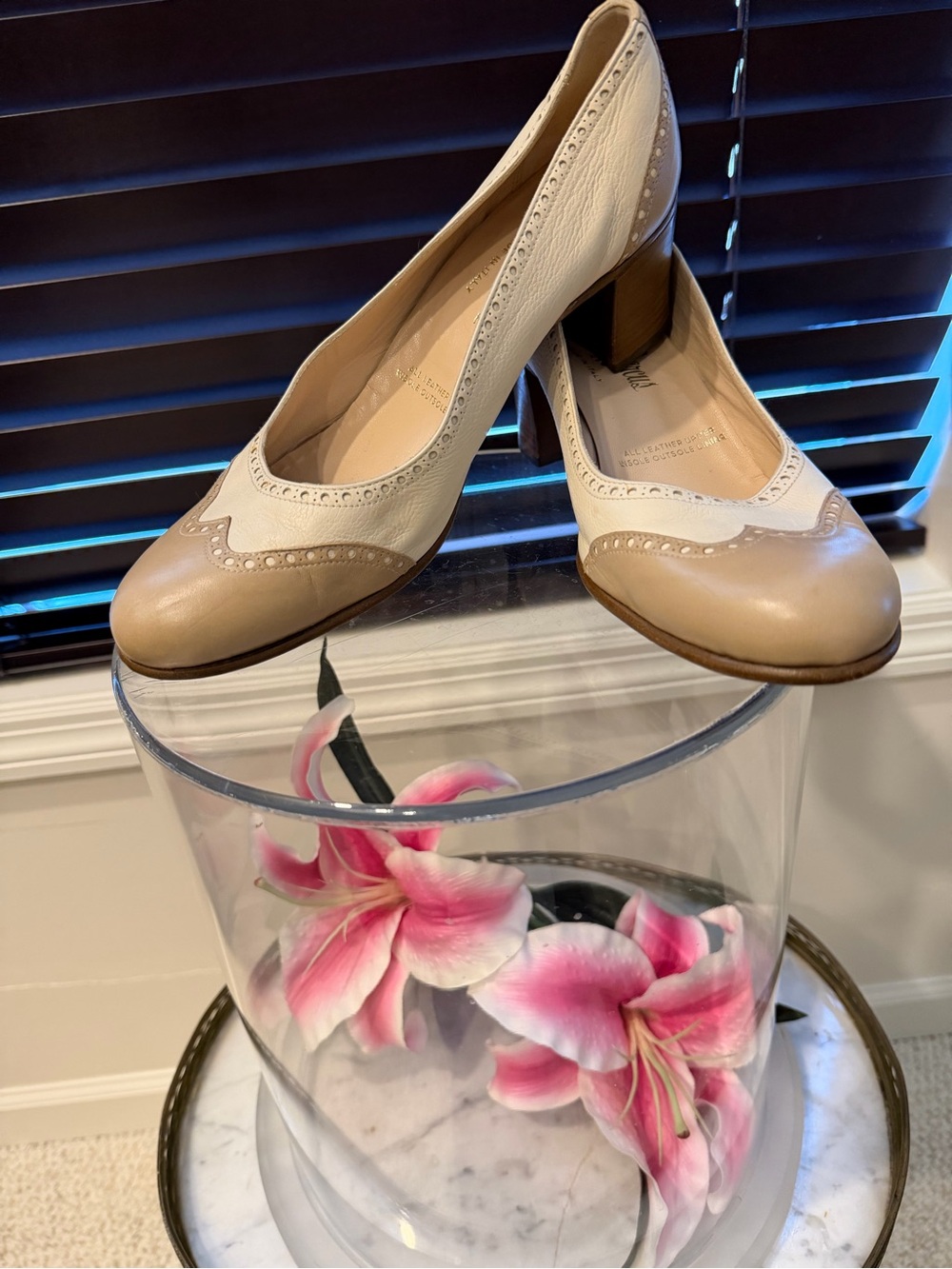 Neiman Marcus GRAVATI Women's size 10 M  White/Crema 4466  great condition